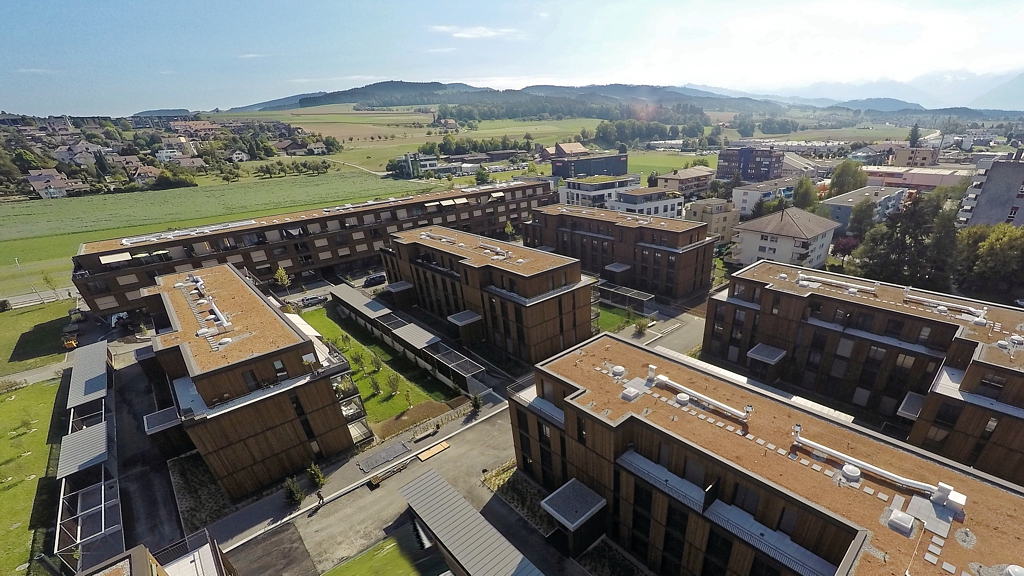 Lorymatte Münsingen Luftaufnahme mit Sicht in die Berge
